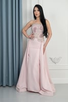 فستان سهرة وردي فاتح بتصميم فخم وتطريز يدوي دقيق