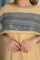 فستان سهرة ناعم بقماش انسيابي وتصميم واسع