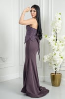 فستان سهرة بنفسجي غامق بتصميم ضيق مطرز وحمالات متق...