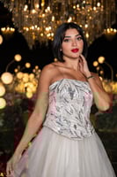 فستان سهرة أوف وايت بتطريز معدني وتنورة تول ناعمة