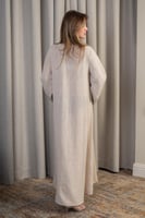 جلابية بيج فاتح بتطريز زهري ناعم ولمسة أنثوية راقي...