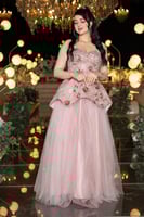 فستان سهرة وردي بتطريز ثلاثي الأبعاد وتصميم منفوش