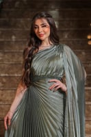 فستان سهرة جازار أخضر زيتوني بكتف واحد وطيات فاخرة