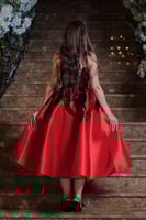 فستان لورا الأحمر المطرّز القصير الفاخر