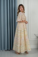 جلابية ناعمة بنقوش تراثية بألوان هادئة