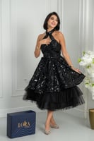 فستان سهرة أسود فخم بتصميم أنيق ولمسة لامعة