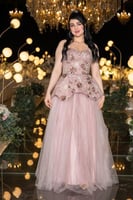 فستان سهرة وردي بتطريز ثلاثي الأبعاد وتصميم منفوش