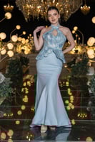 فستان سهرة أزرق سماوي مطرز بتصميم عصري راقٍ