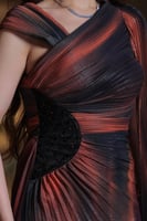 فستان سهرة بطيات متعددة الألوان بتصميم عصري فاخر