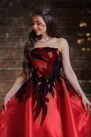 فستان لورا الأحمر المطرّز القصير الفاخر