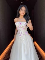 فستان لورا الأبيض المطرّز بالورود