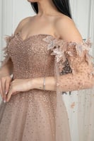 فستان سهرة أوف شولدر بلون شامبين بتطريز ناعم وكاب...