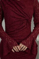 فستان سهرة ناعم دانتيل مجعّد بتصميم ضيق وأكمام واس...