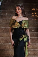 أسود حريري بوشاح ذهبي فاخر