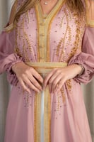 جلابية وردية أنيقة بتفاصيل ذهبية وتصميم أنثوي راقٍ