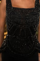 فستان سهرة أسود راقٍ بتفاصيل خرزية فاخرة وتصميم مت...