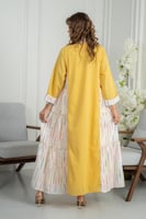 جلابية صفراء أنيقة بتفاصيل جانبية منقوشة