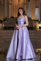 فستان سهرة بنفسجي فاتح بتصميم كب مطرز بلمعة فاخرة