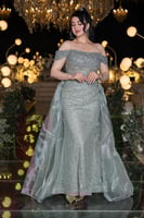 فستان سهرة فضي مطرز بترتر لامع وتنورة شفافة فاخرة