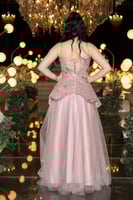 فستان سهرة وردي بتطريز ثلاثي الأبعاد وتصميم منفوش