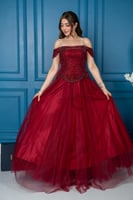 فستان سهرة أحمر بتصميم ملكي مطرّز