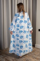 جلابية بيضاء بنقشة زرقاء بتصميم أنيق ومريح