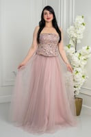 فستان سهرة وردي مطرز بتصميم تول منفوش