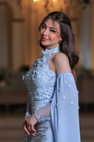 فستان سهرة سماوي مطرز بأكماب طويلة وأكتاف مكشوفة