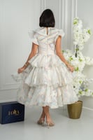 فستان أنيق بطبقات متدرجة وتصميم أنثوي ناعم