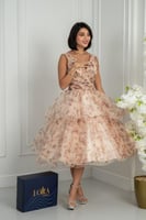 فستان بيج أنيق بطبقات تول ونقشات ناعمة