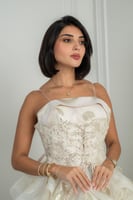 فستان أوف وايت أنيق بطبقات ناعمة