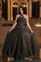 فستان سهرة زيتوني داكن بتطريز فاخر وياقة هالتر