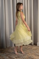 فستان تول أصفر ميدي بتصميم أنيق