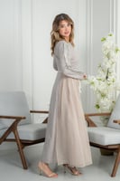 جلابية أنيقة بتصميم انسيابي وتفاصيل طولية