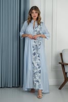 جلابية ناعمة بلون أزرق فاتح بتطريز زهري أنيق