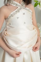 فستان بناتي أبيض أنيق بتصميم فاخر للمناسبات