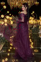 فستان سهرة خمري طويل بتصميم دانتيل فاخر وتنورة تول...