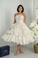 فستان أوف وايت أنيق بطبقات ناعمة