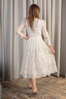 فستان دانتيل أوف وايت ميدي بتصميم أنيق