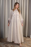 جلابية بيج فاتح بتطريز زهري ناعم ولمسة أنثوية راقي...