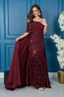 فستان سهرة خمري بتصميم ورود بارزة وشيفون فاخر