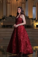 فستان سهرة أحمر مطرز بتصميم فاخر برقبة هالتر