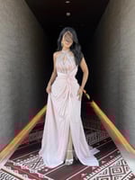 فستان لورا الوردي البليسيه الفاخر