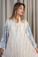 جلابية ناعمة بثنيات طولية ونقوش هندسية بلون أزرق