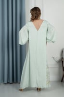 جلابية نسائية مطرزة بتصميم واسع وأكمام منفوخة