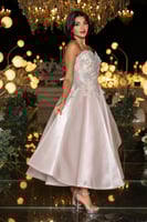 فستان سهرة وردي فاتح بتصميم كورسيه مطرز وتنورة سات...