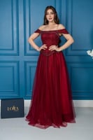 فستان سهرة أحمر بتصميم ملكي مطرّز