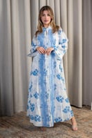 جلابية بيضاء بنقشة زرقاء بتصميم أنيق ومريح