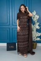 فستان سهرة بني مطرّز بالكامل مع شال شيفون