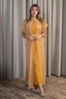 جلابية أنيقة بلون خردلي مع عباءة مطرزة بنقشة تراثي...